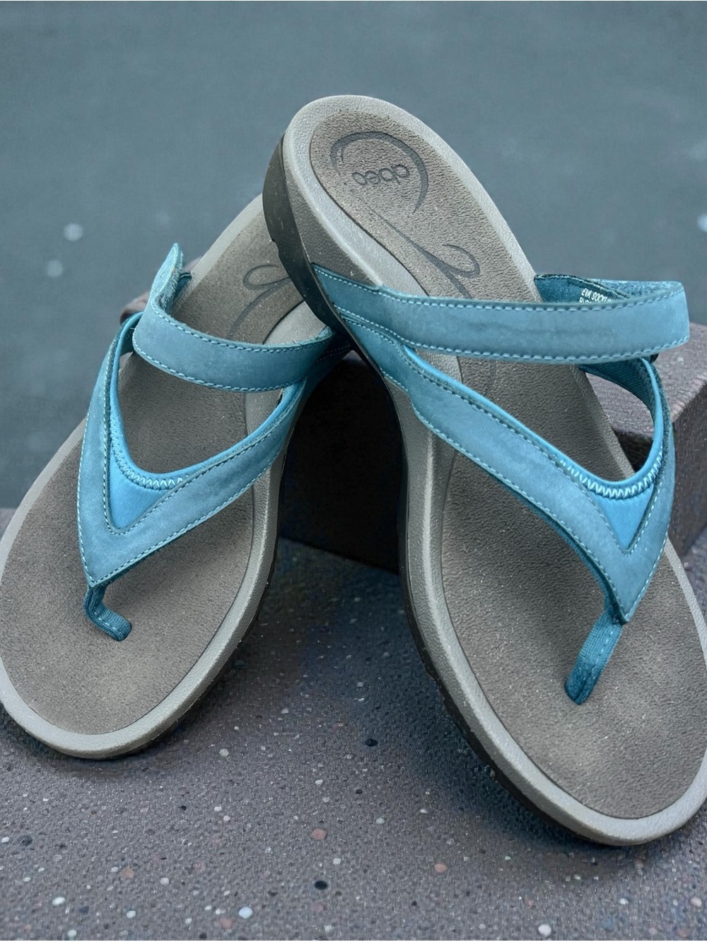 Abeo Teal Acacia Sandal / Thong style with Gray Footbed - Size 9